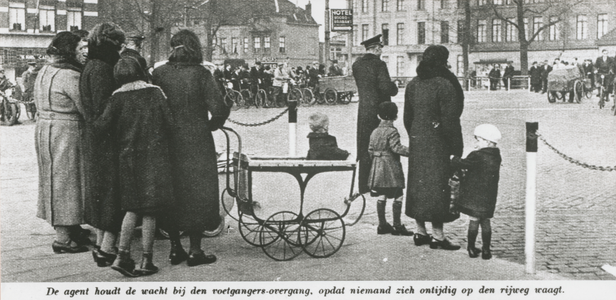 863297 Afbeelding van een verkeersagent die het drukke verkeer, met heel veel fietsers, op en rond de Catharijnebrug te ...